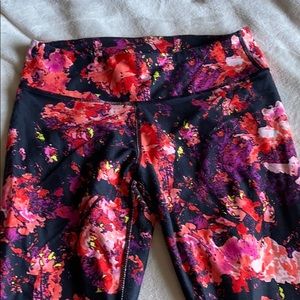 Fabletics pattern print capris